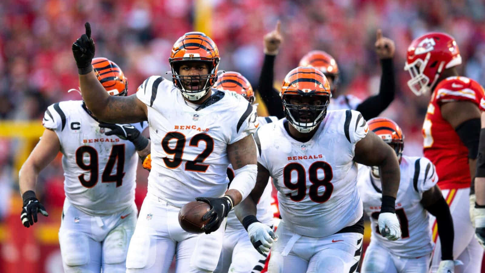 Cincinnati Bengals Bj Hill With Sam Hubbard And Dj Reader Background