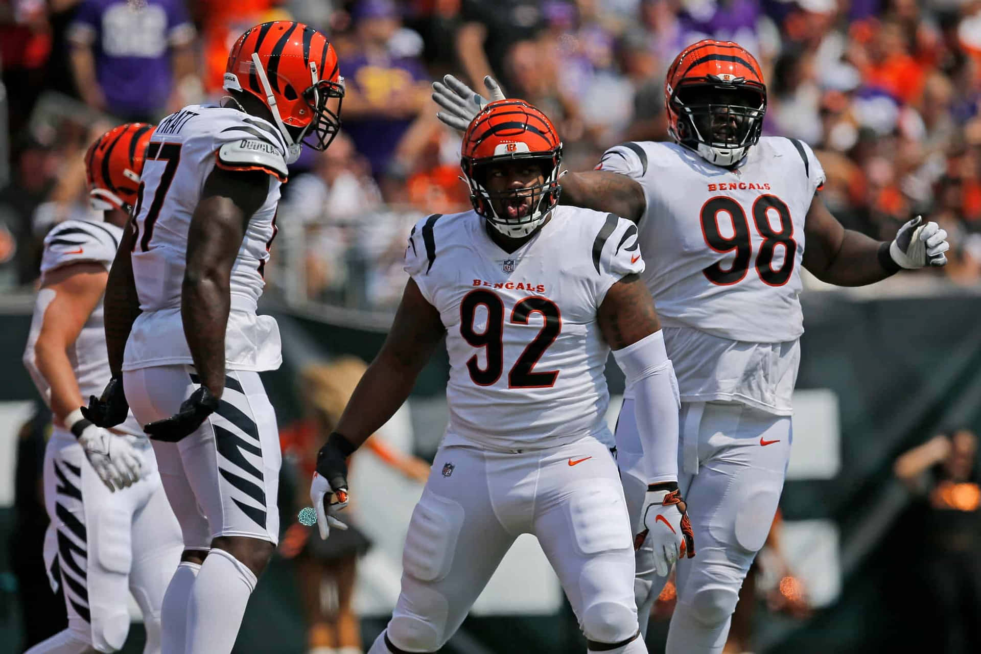 Cincinnati Bengals Defense Man Bj Hill Celebrating Nfl Game Background
