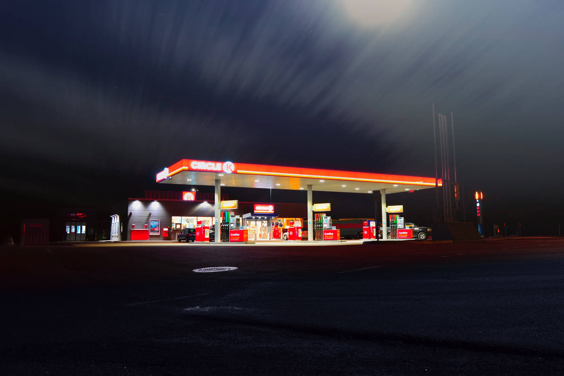 Circle Gas Station At Night Background