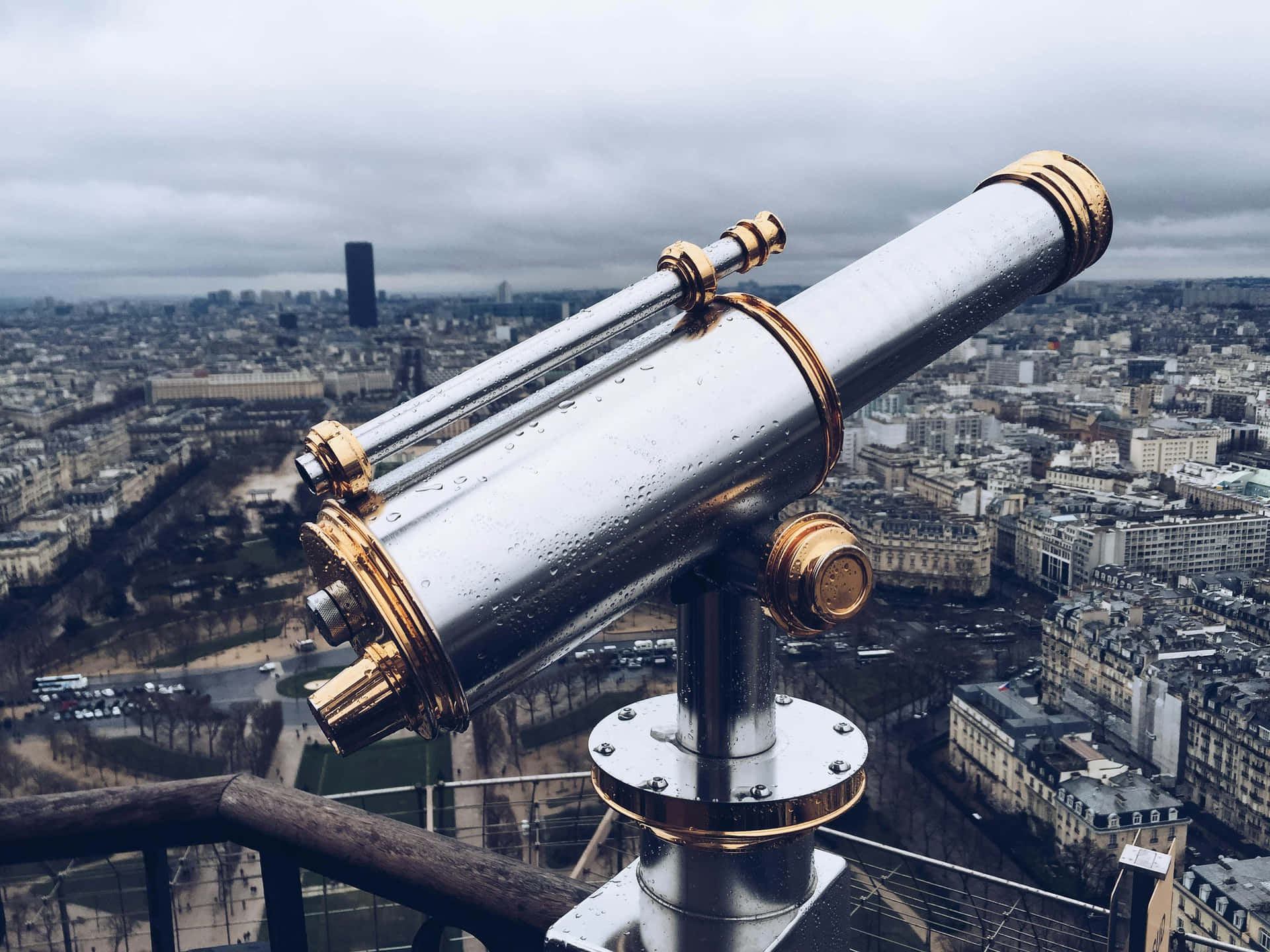 City View Telescopeona Rainy Day Background