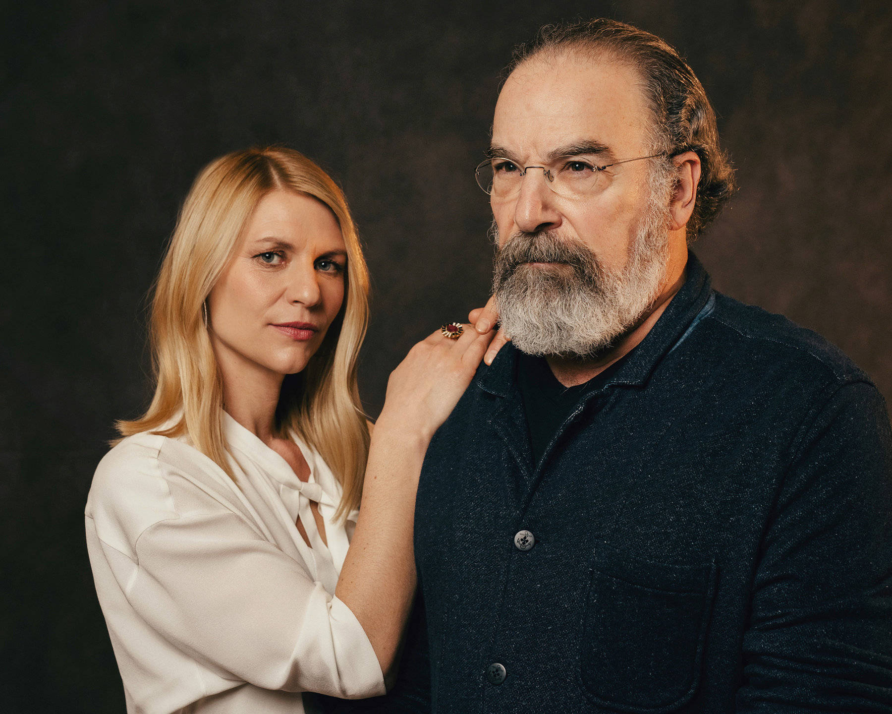 Claire Danes And Mandy Patinkin Posing For A Photoshoot Background