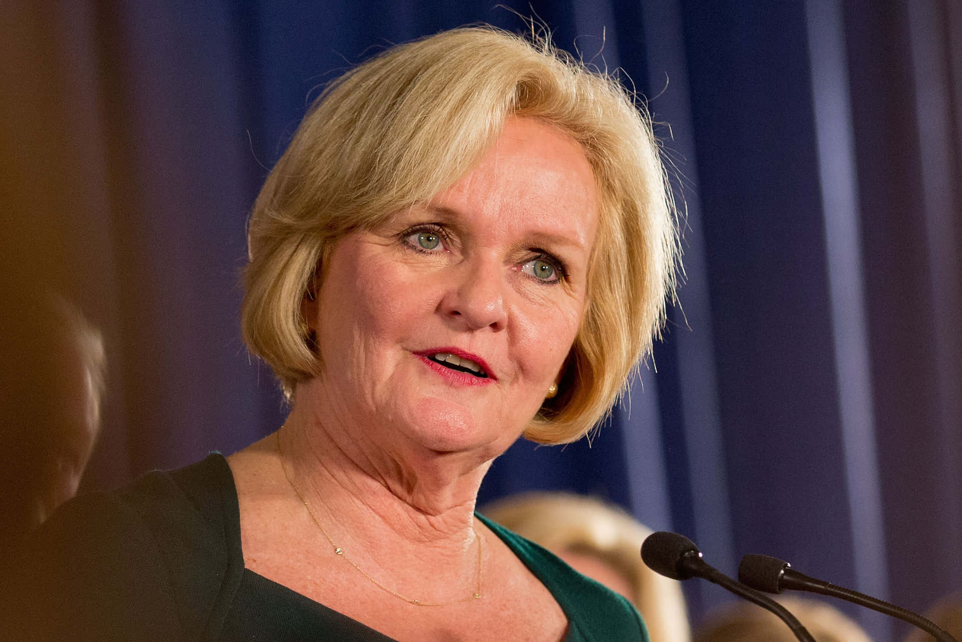 Claire Mccaskill Dazzles In Teal Dress Background