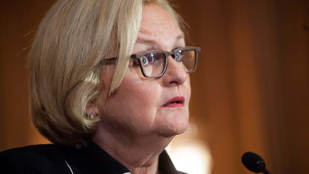Claire Mccaskill Delivering A Speech Background