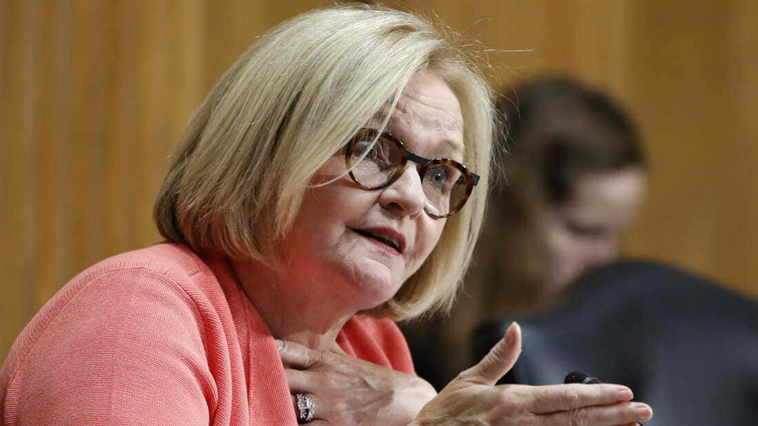 Claire Mccaskill In Peach Coat Background