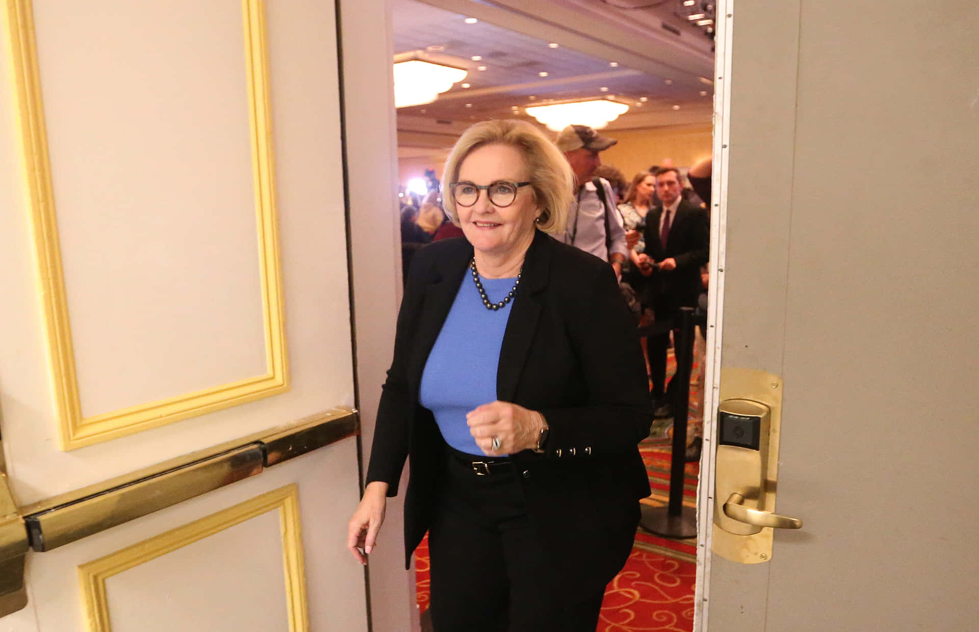 Claire Mccaskill Leaving The Room Background