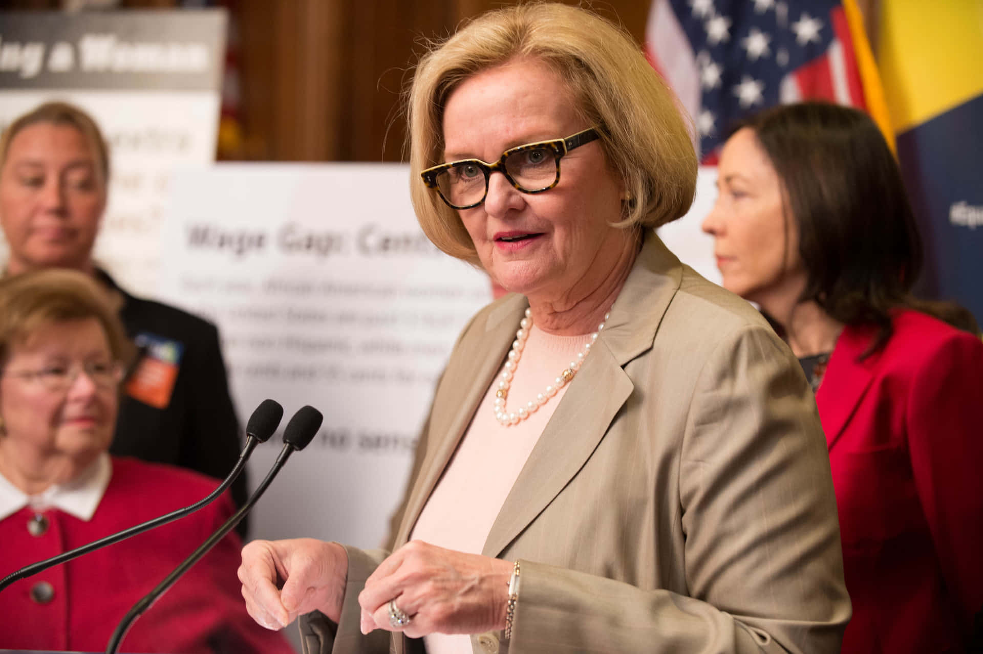 Claire Mccaskill Posing With Fellow Women Politicians Background