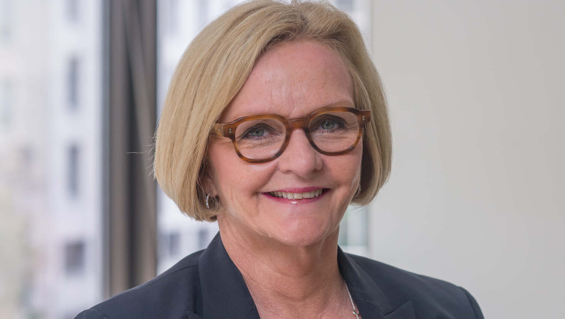 Clarity And Confidence - A Portrait Of Claire Mccaskill Background