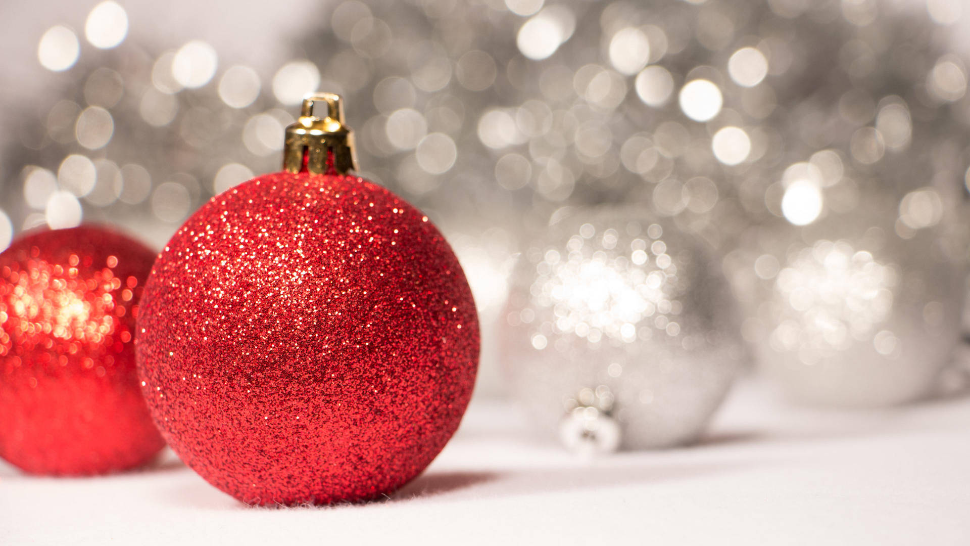 Classy Red Glittery Balls Christmas Background Background