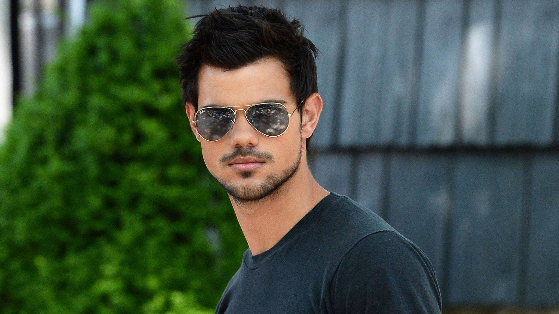 Classy Taylor Lautner Sunglasses Background