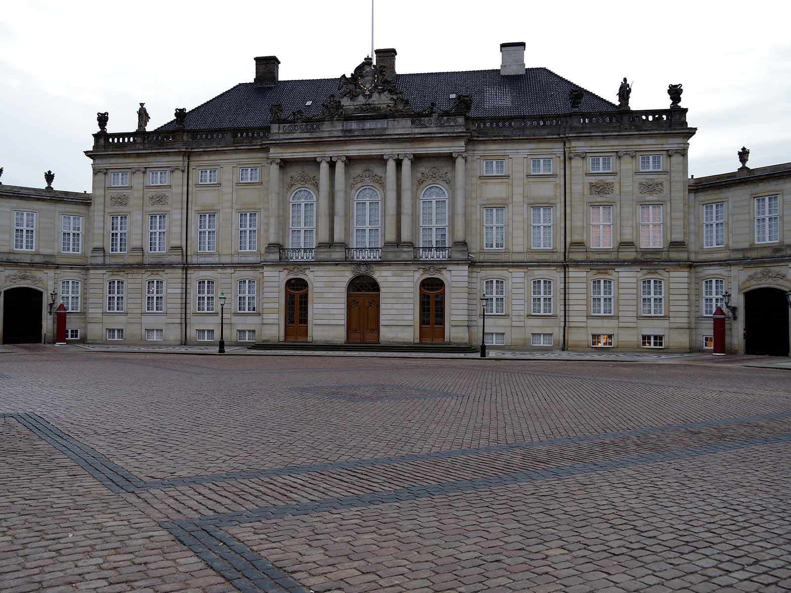 Clean Surroundings In Amalienborg Palace Background