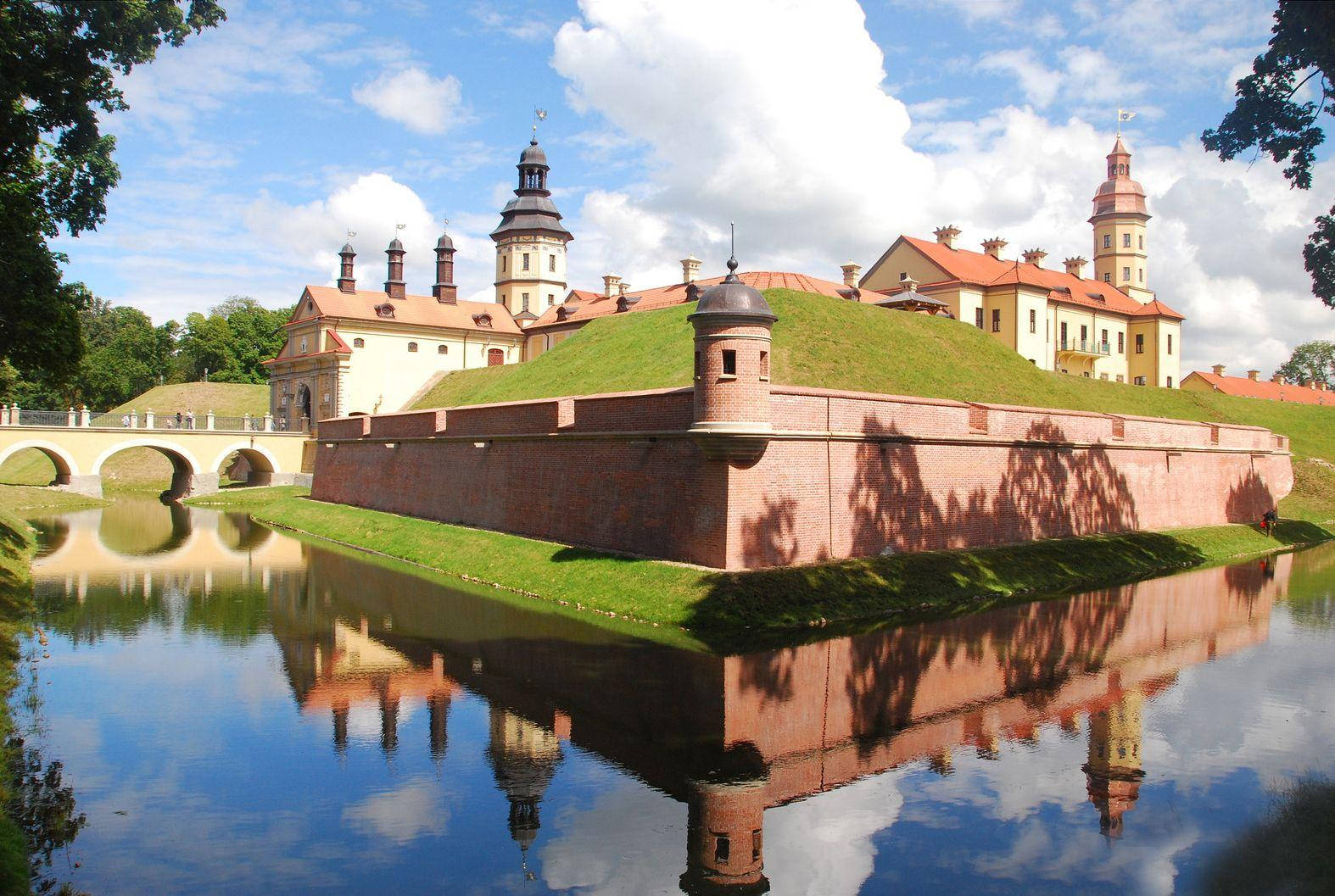 Clear Belarus Castle Lake Background