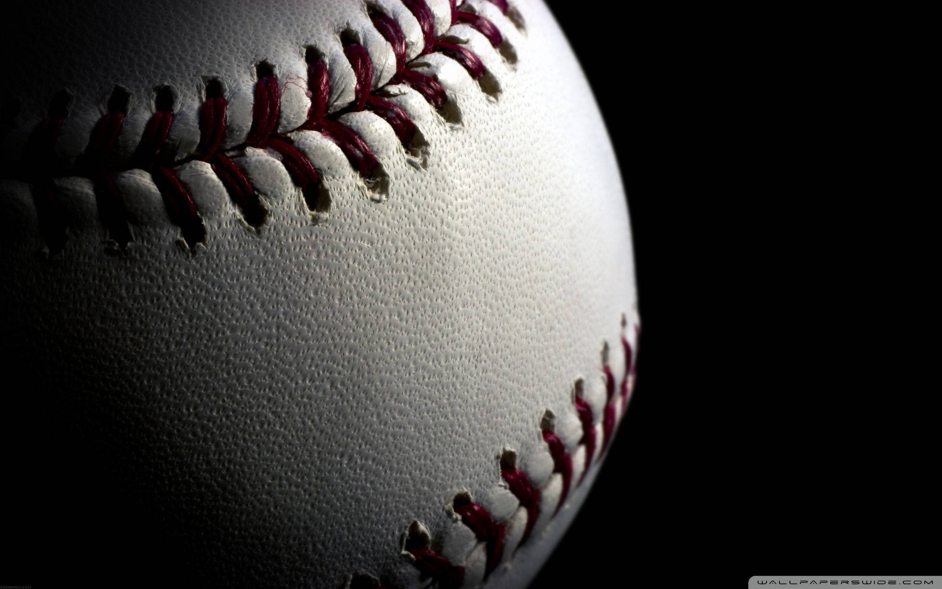 黑暗背景中的特写棒球