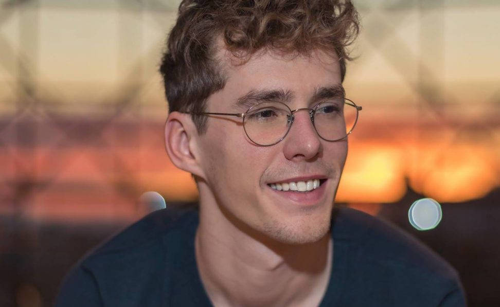 Close-up Lost Frequencies