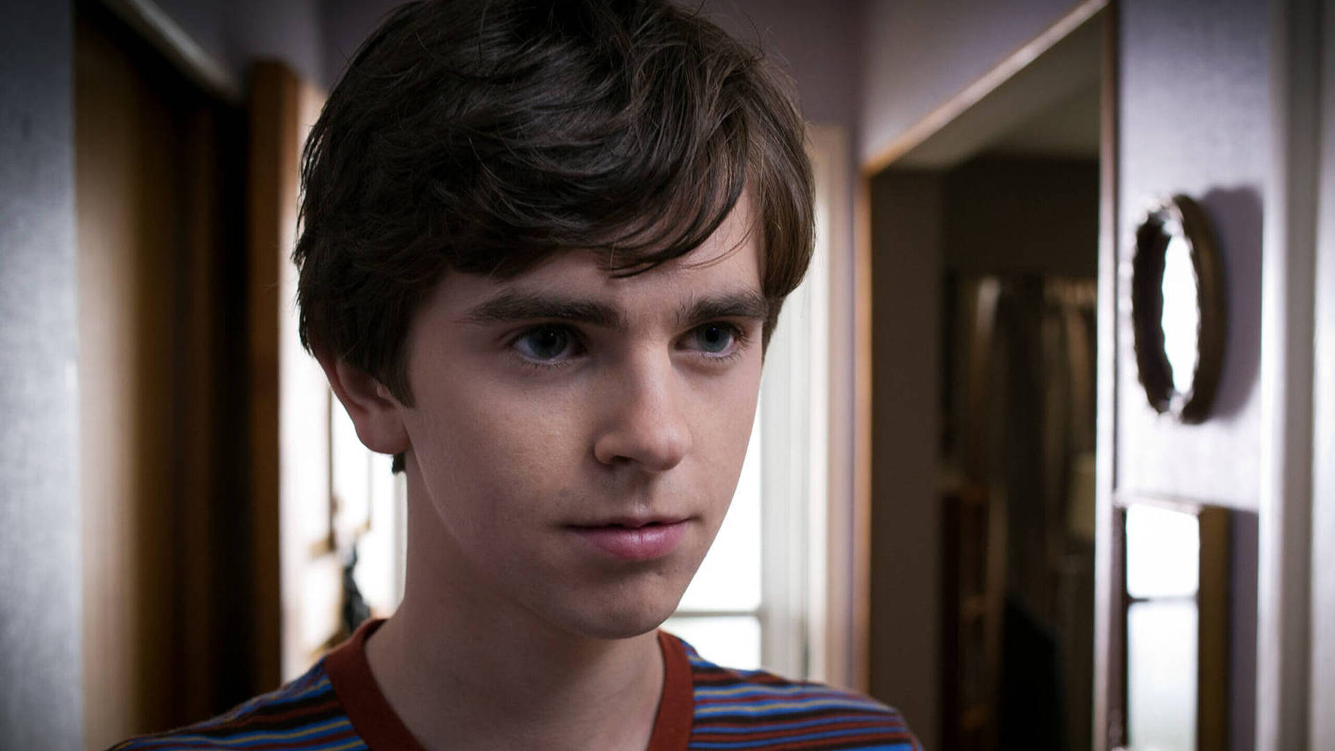 Close-up Serious Freddie Highmore Background