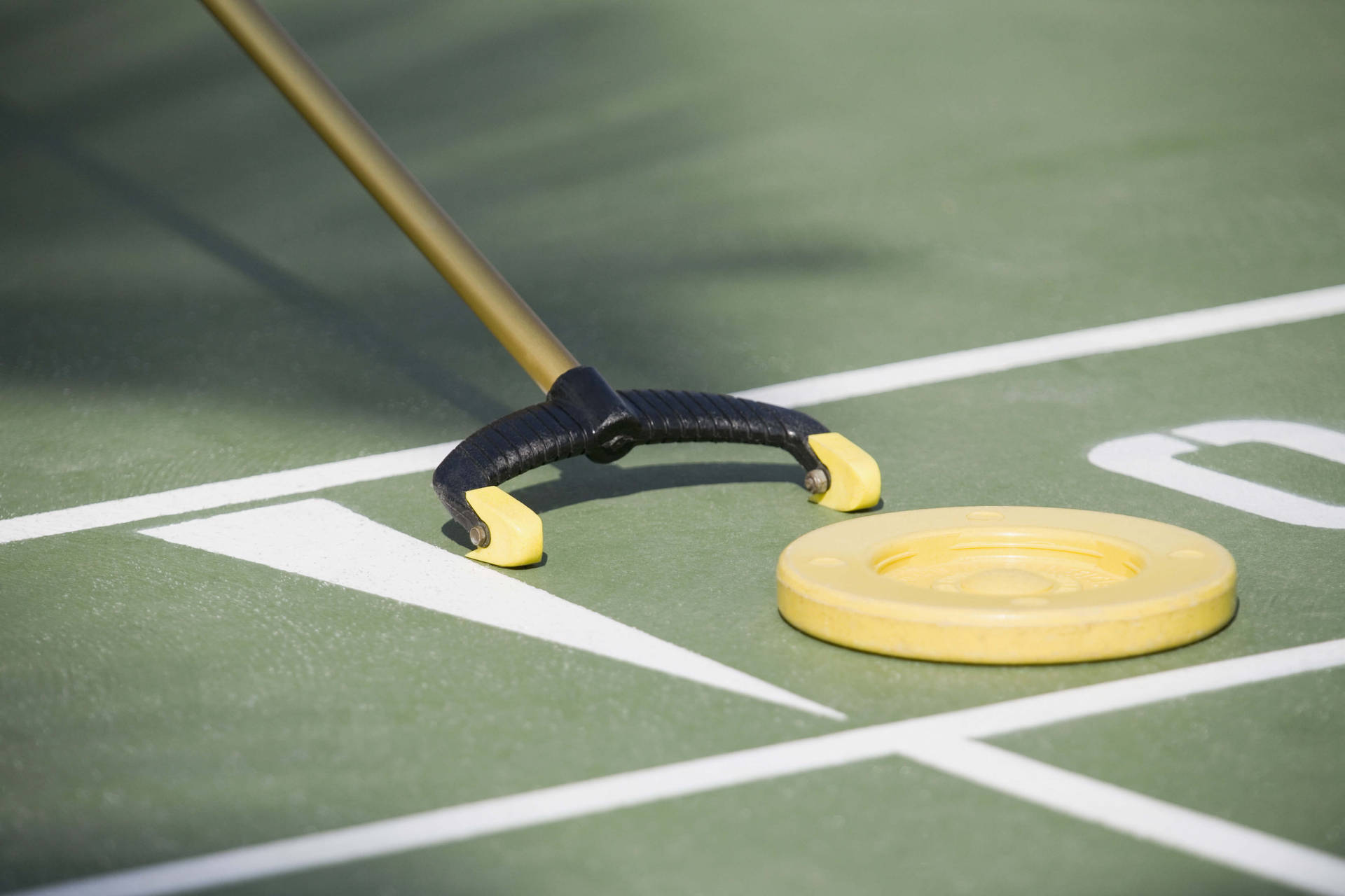 Close-up Shot Shuffleboard Disc And Cue Background