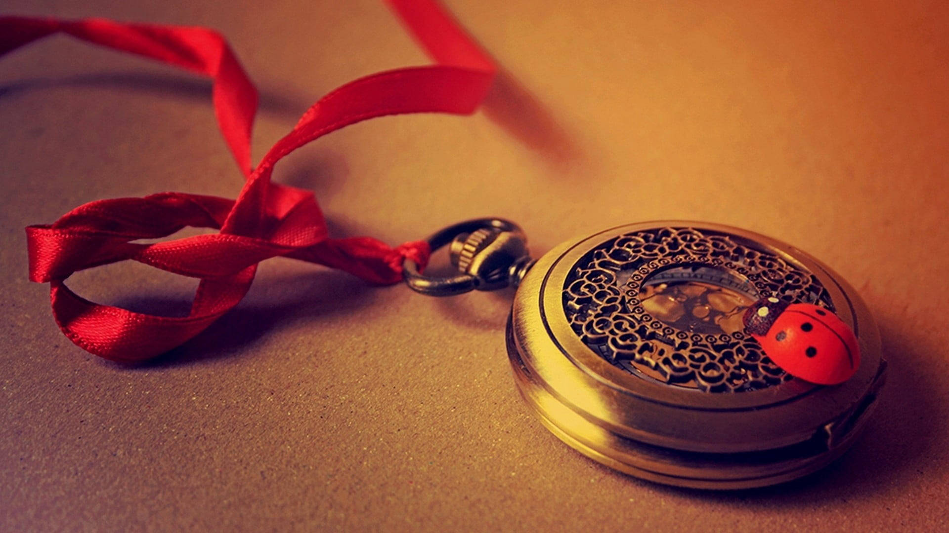 Closed Locket Watch Tiempo Background Background