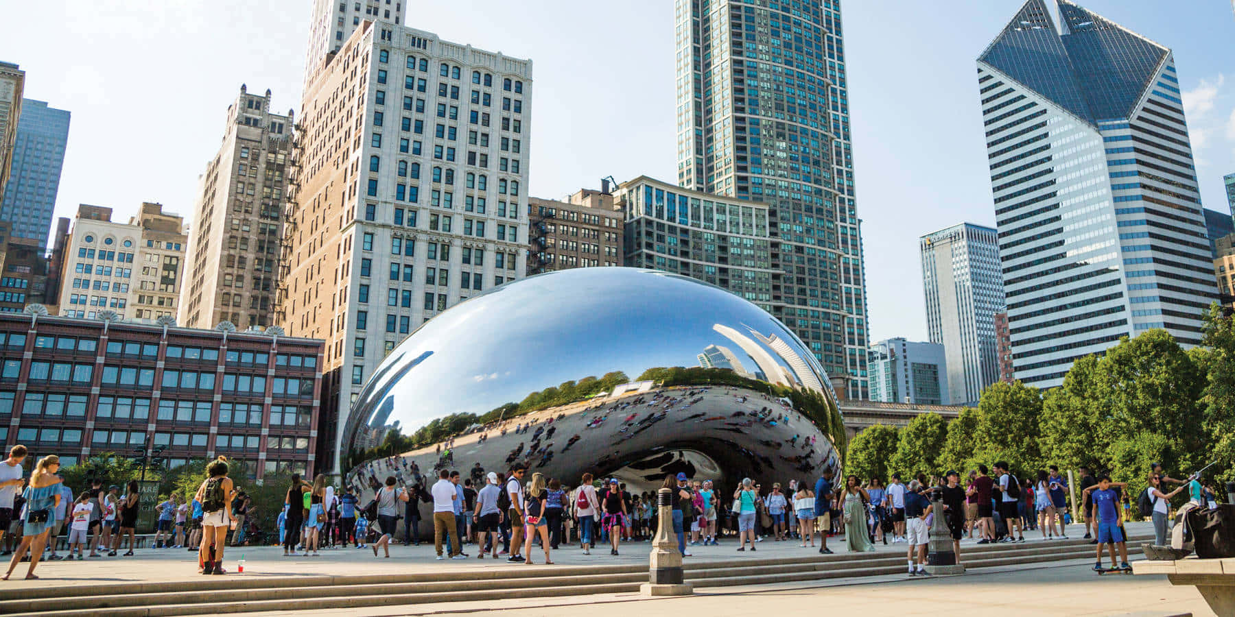 Cloud Gate In Chicago Packed With Tourists Background