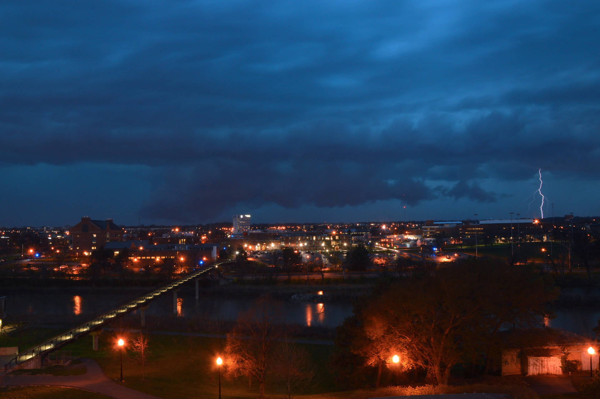 Cloudy Evening In Columbus Background