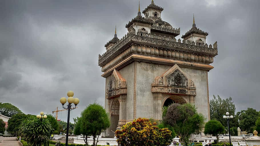 Cloudy Overcast At Patuxai Monument Background