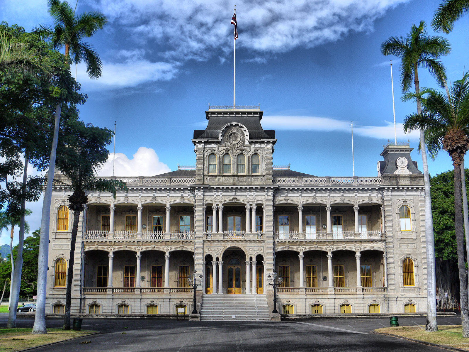 Cloudy Skies At Iolani Palace Background