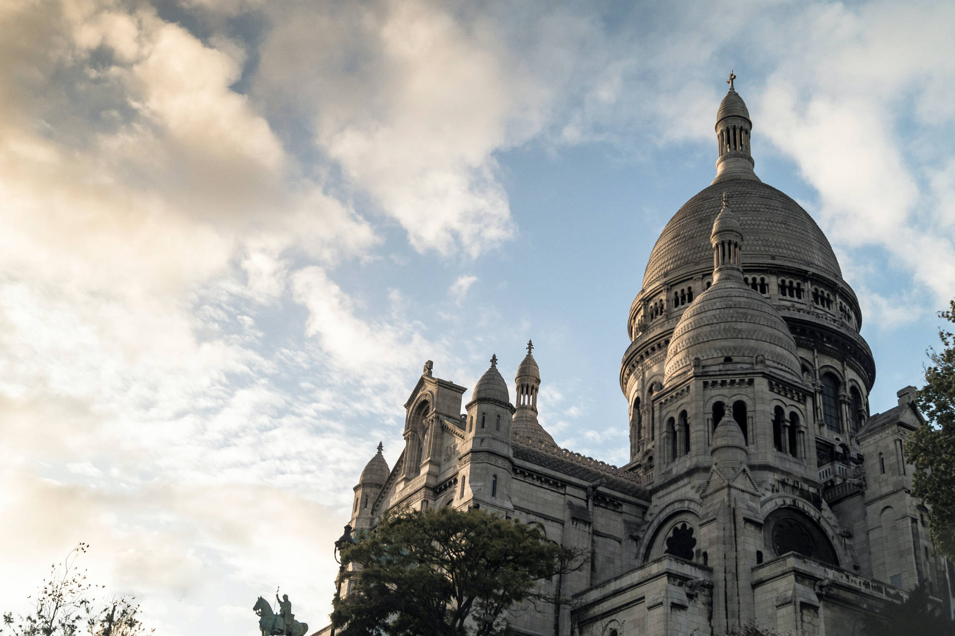 Cloudy Sky Sacre Coeur Basilica Background