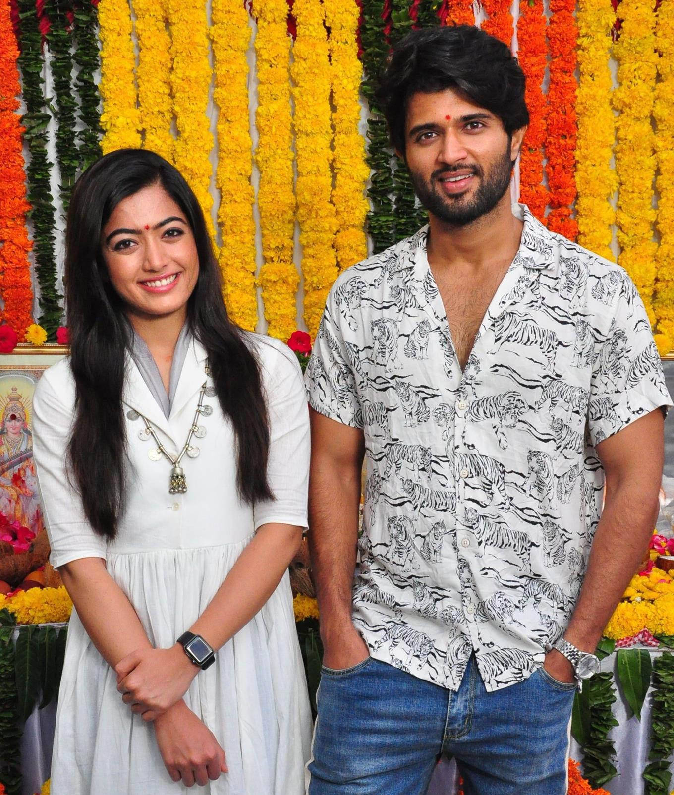 Co-stars Smiling Dear Comrade Background