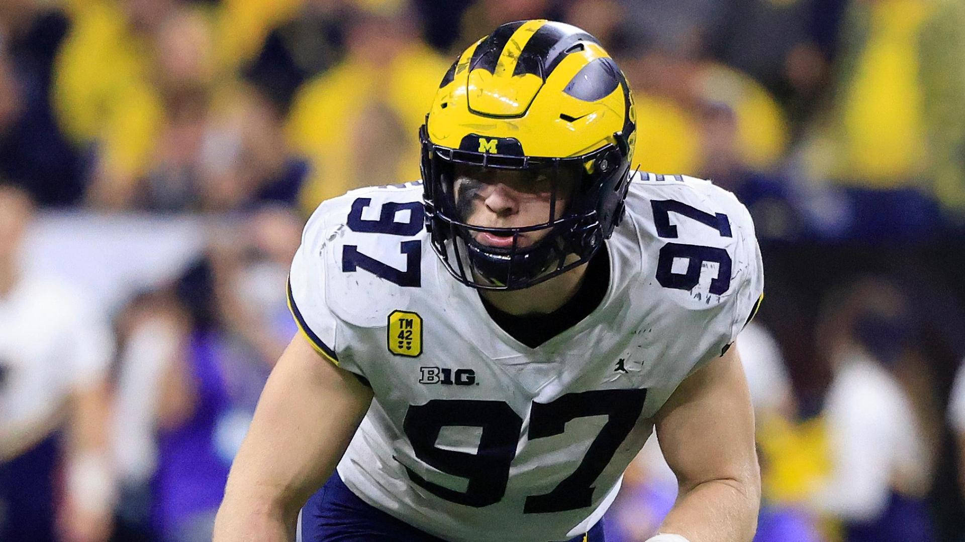 College Football Game Aidan Hutchinson Michigan-iowa Background