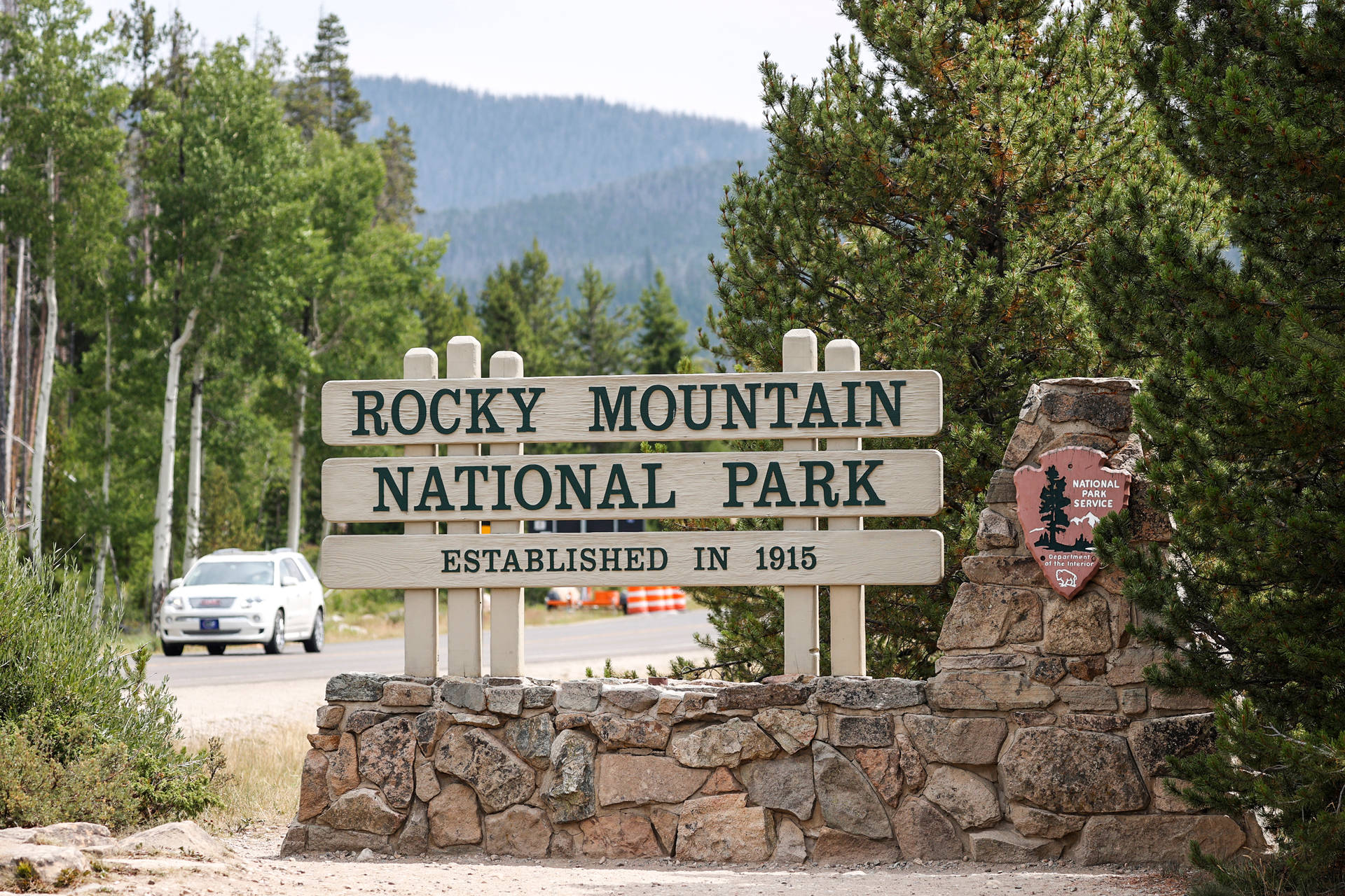 Colorado's Rocky Mountain Park Entrance Background