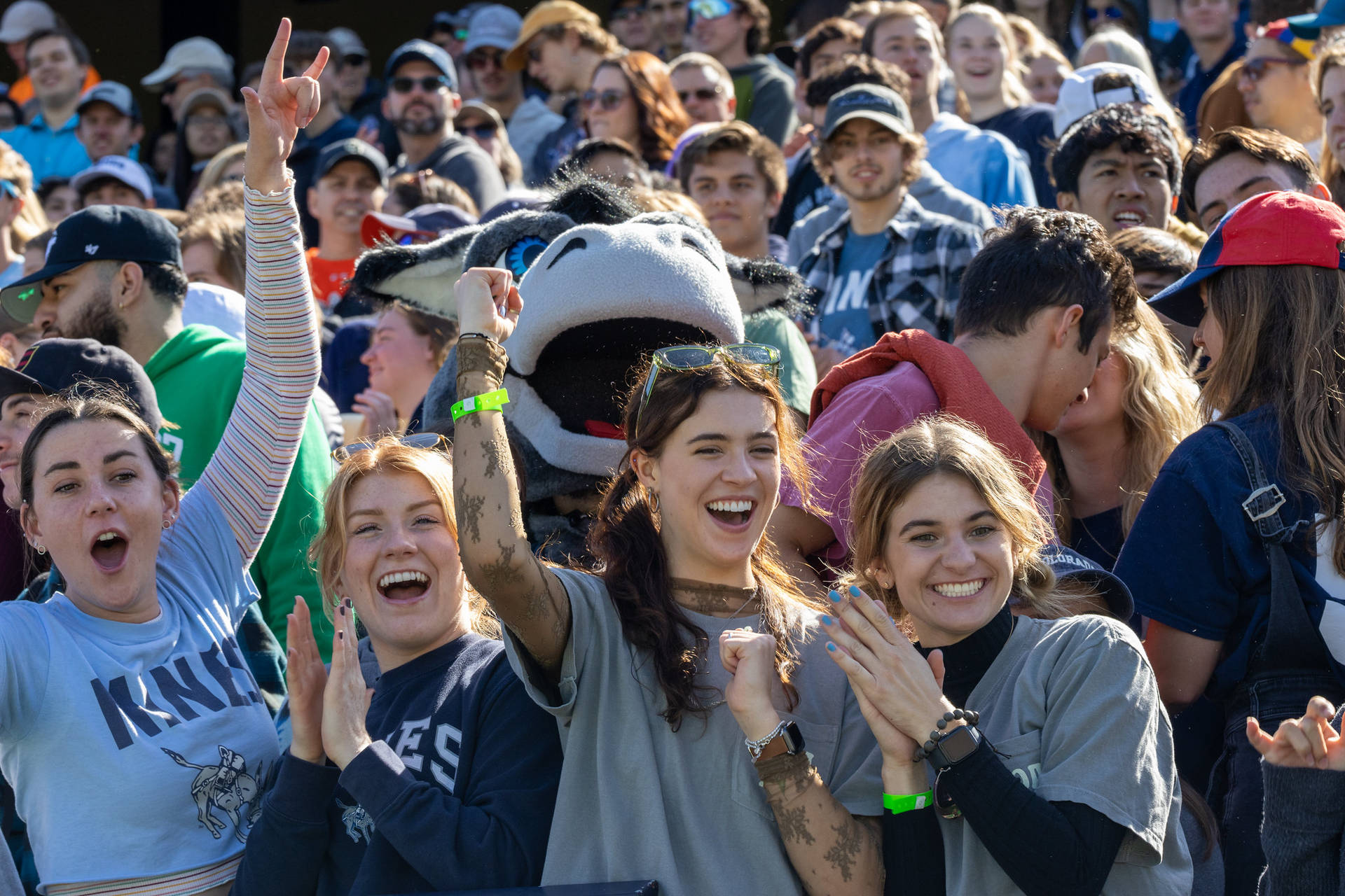 Colorado School Of Mines Cheering Students Background