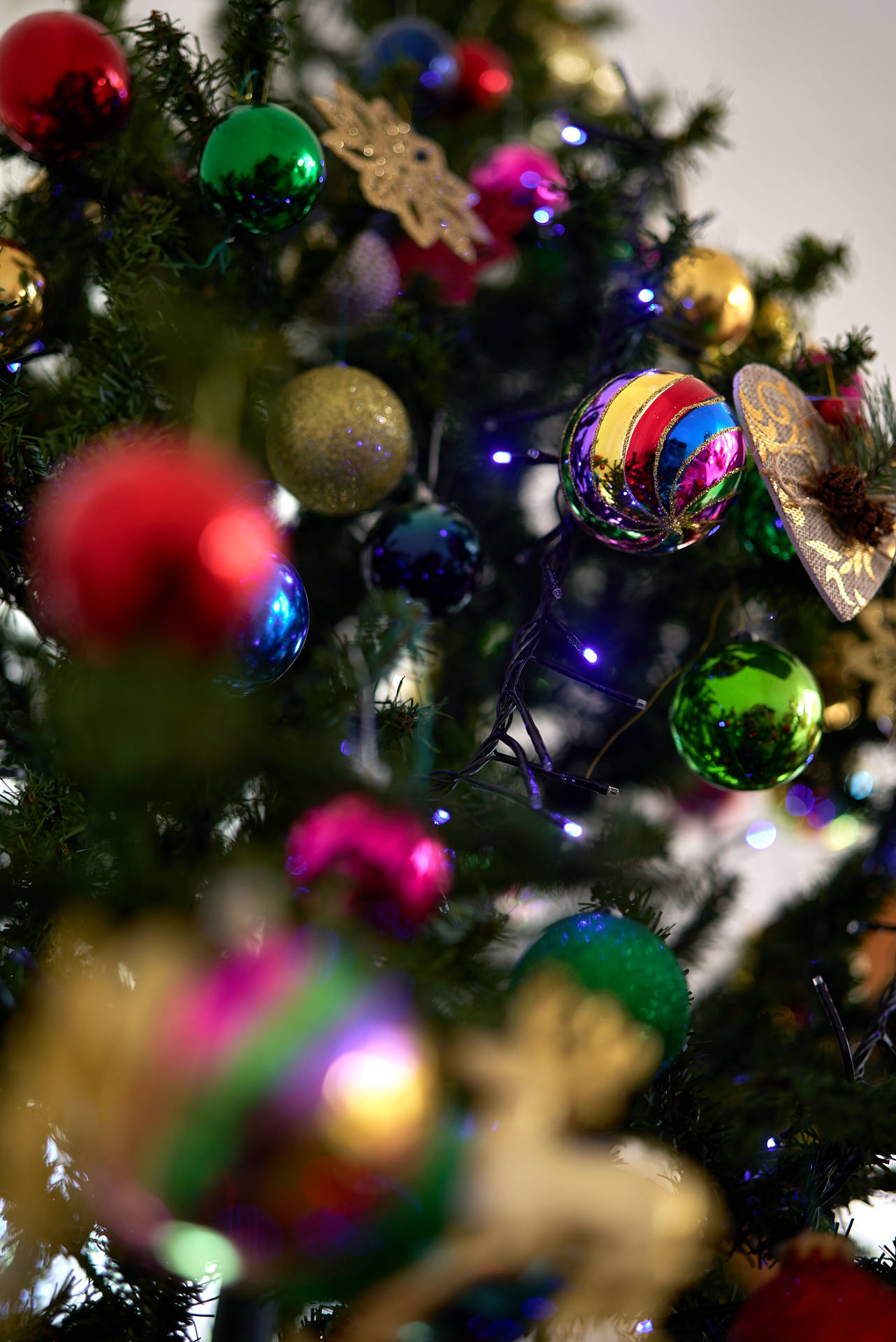 Colorful Baubles Merry Christmas Hd Background
