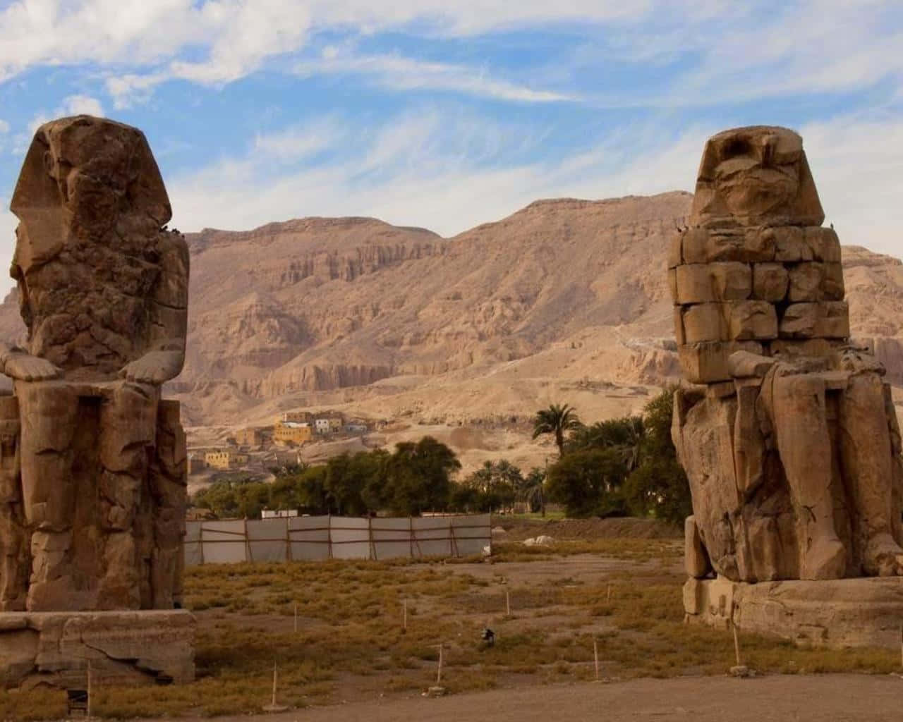 Colossi_of_ Memnon_ Ancient_ Egyptian_ Statues Background