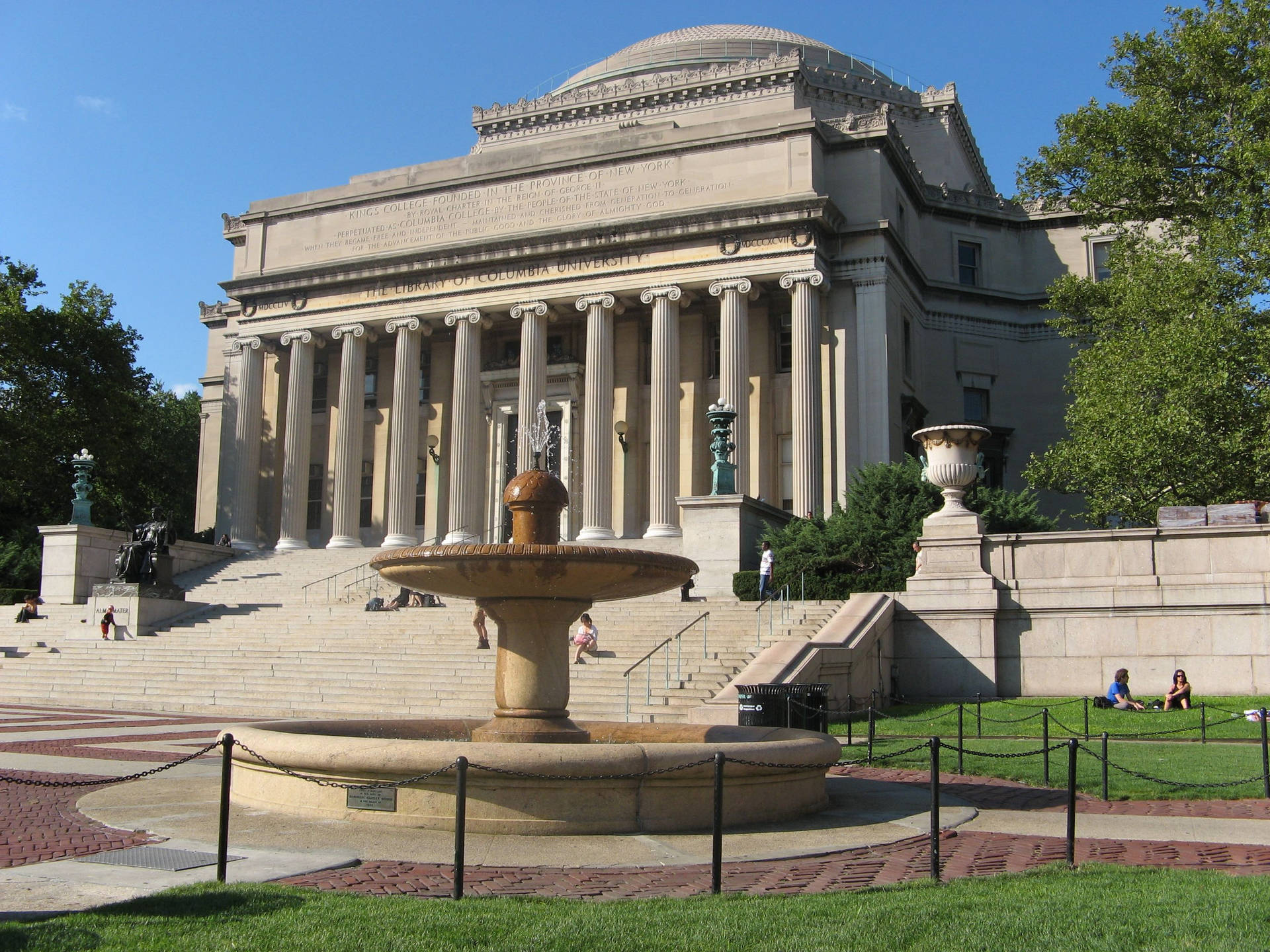 Columbia University Fences By The Fountain Background