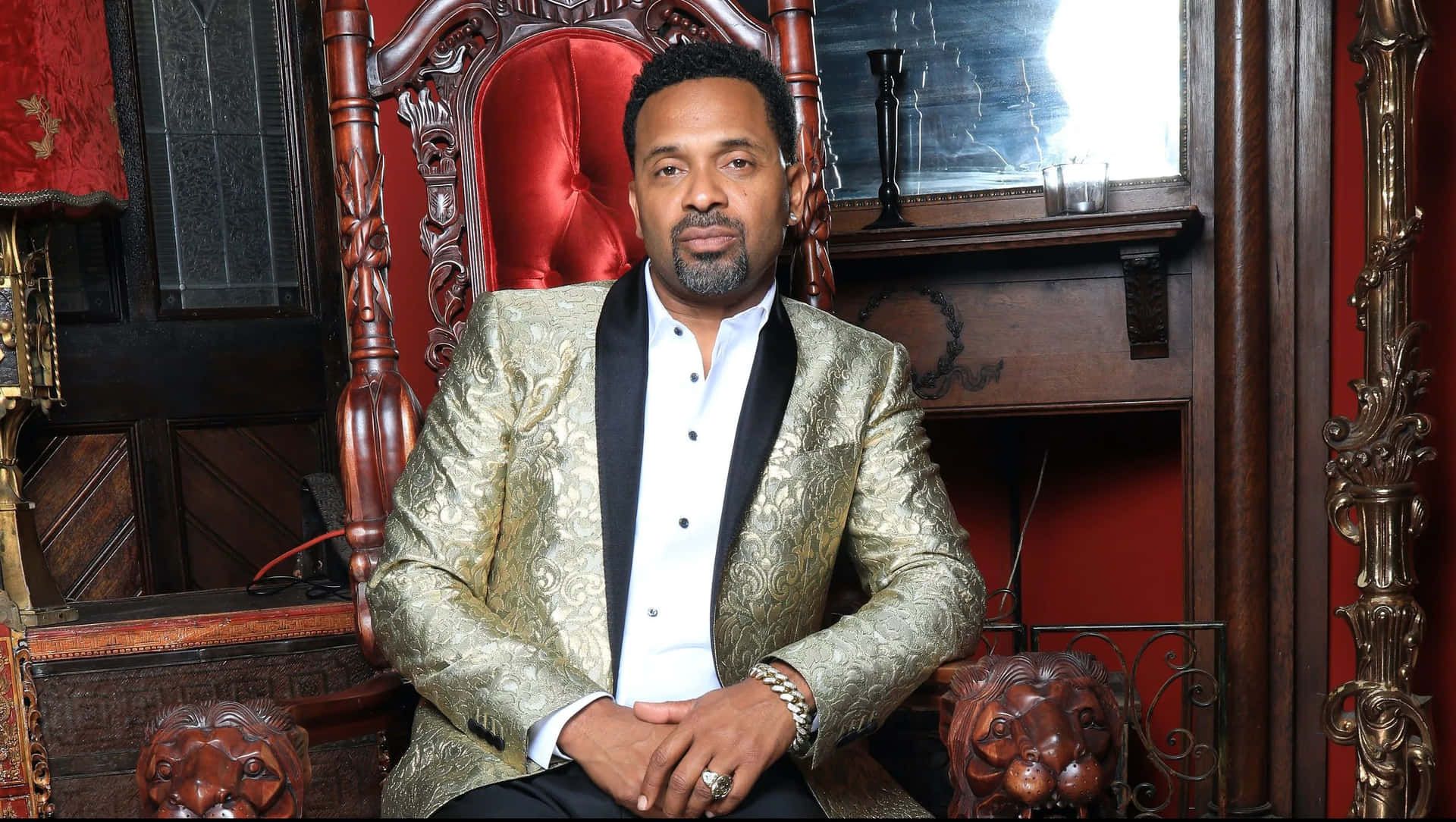 Comedian Mike Epps Posing With Sophistication.