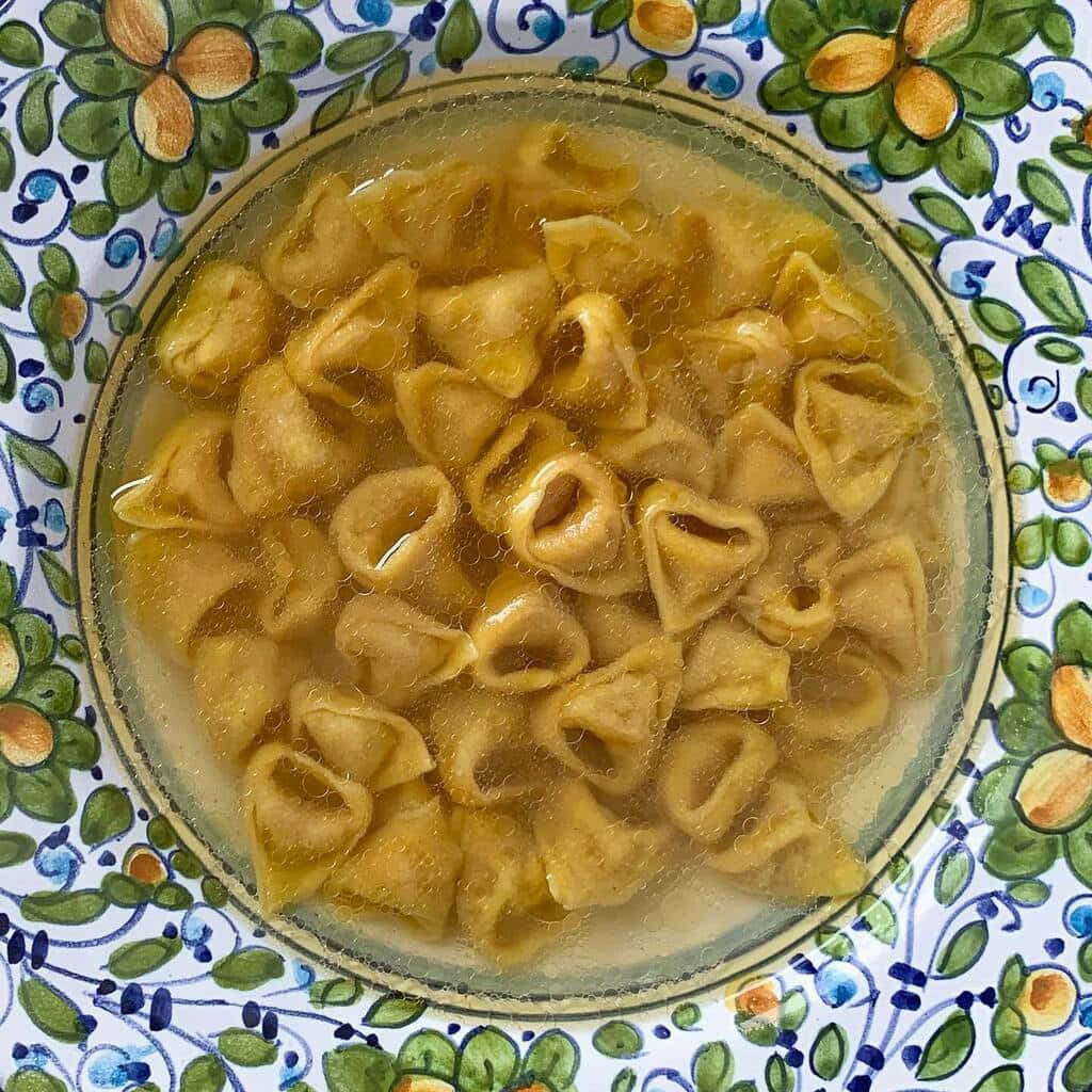 Comforting Italian Cuisine – Tortellini In Brodo Background