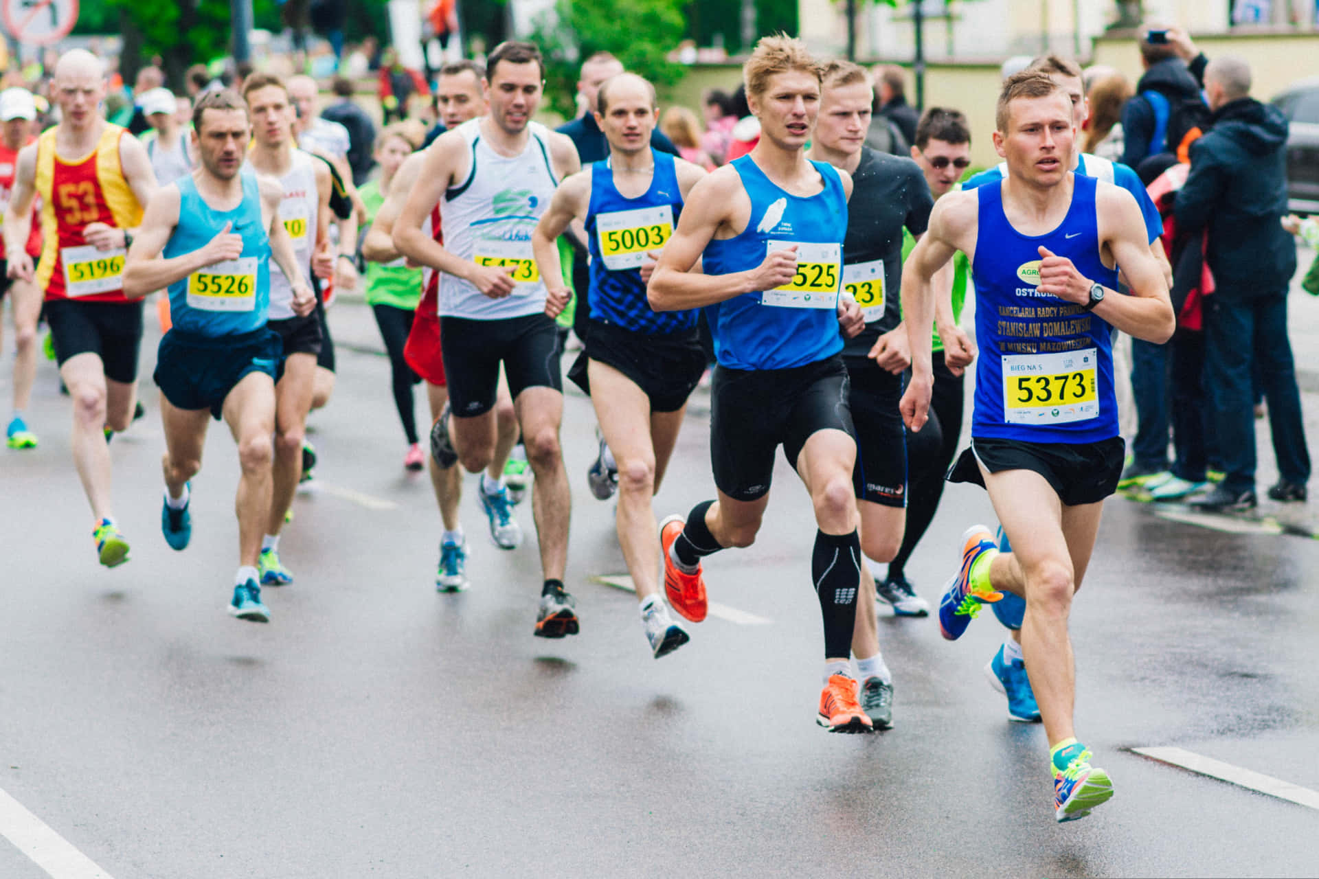 Competent Runners In Marathon Background