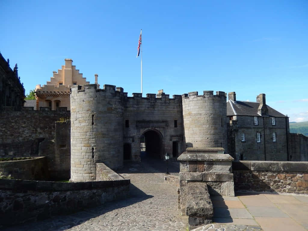 Complete View Of Sterling Castle Background