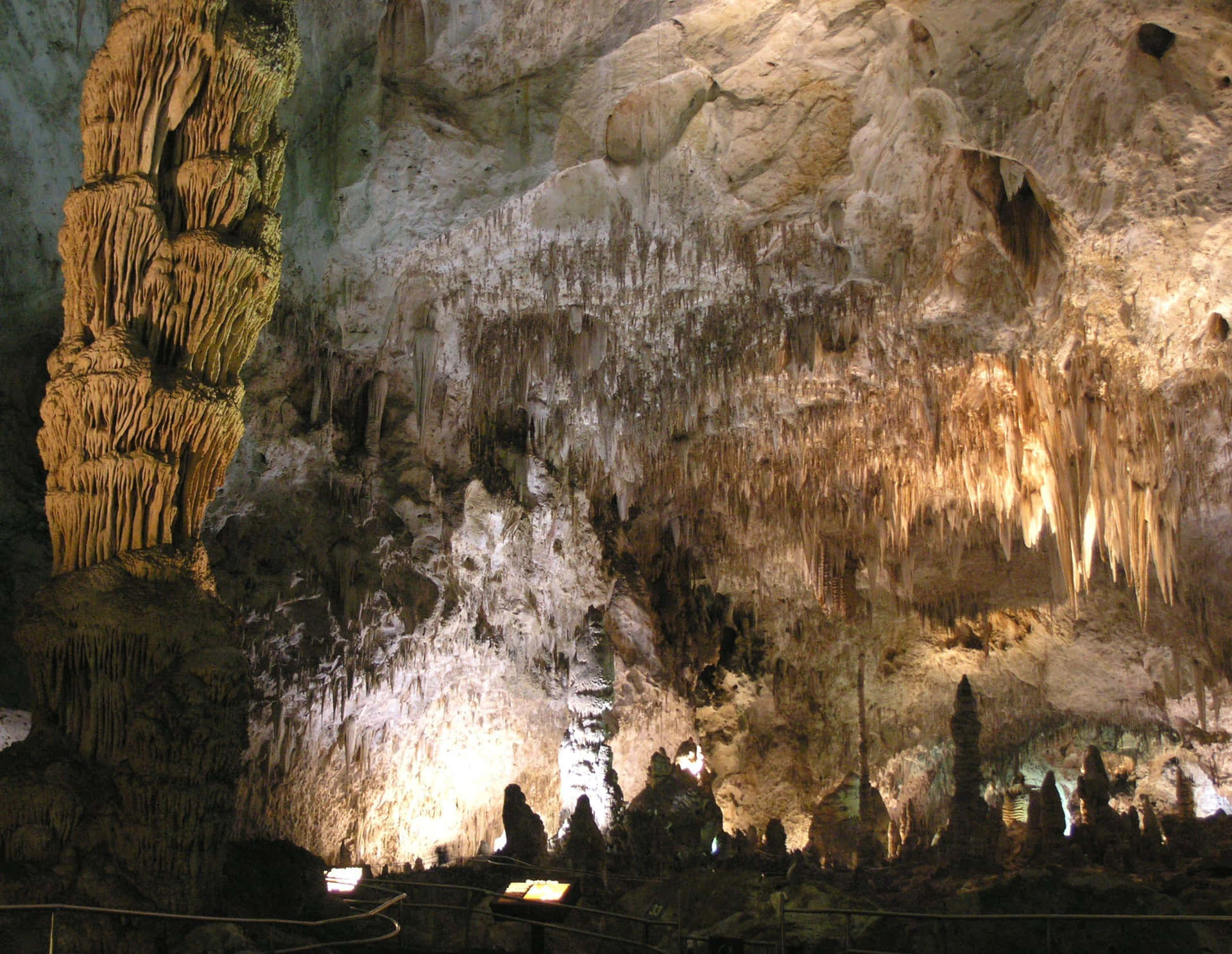 Cool Cave Formations Carlsbad Caverns National Park Background