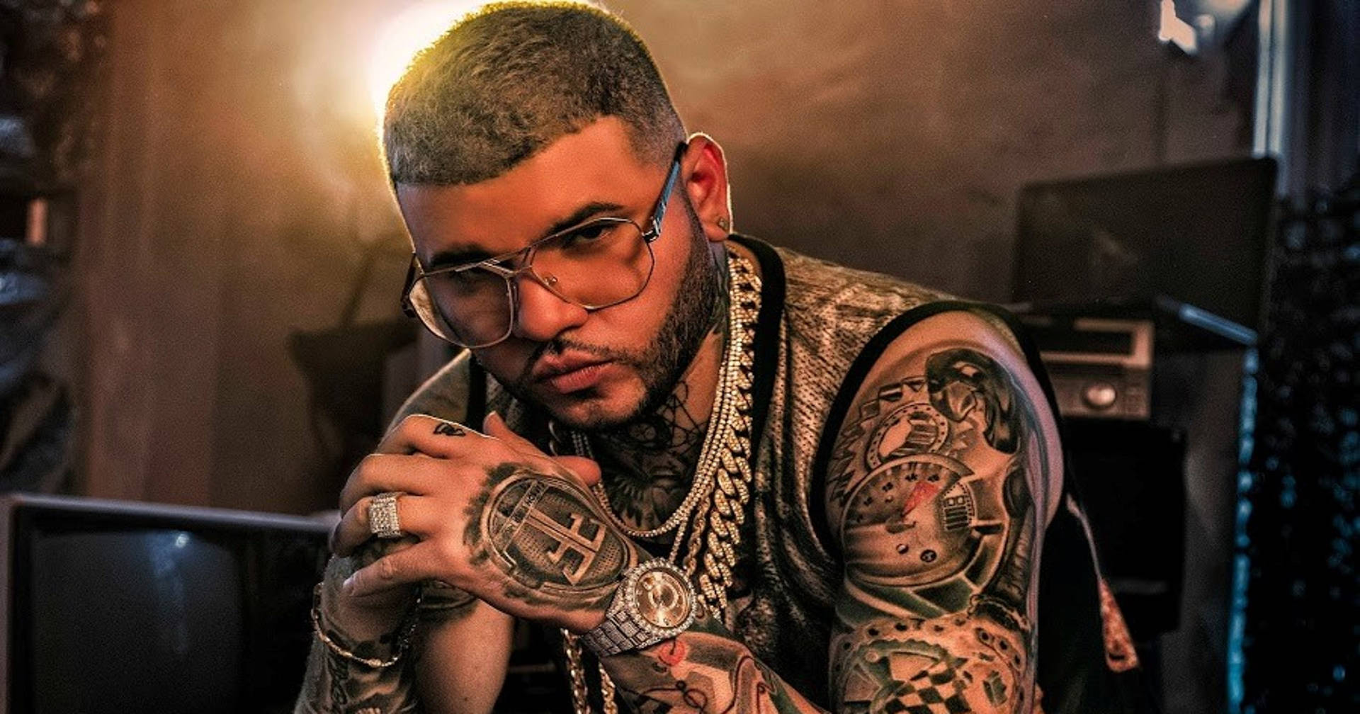 Cool Farruko With Tattoos Background