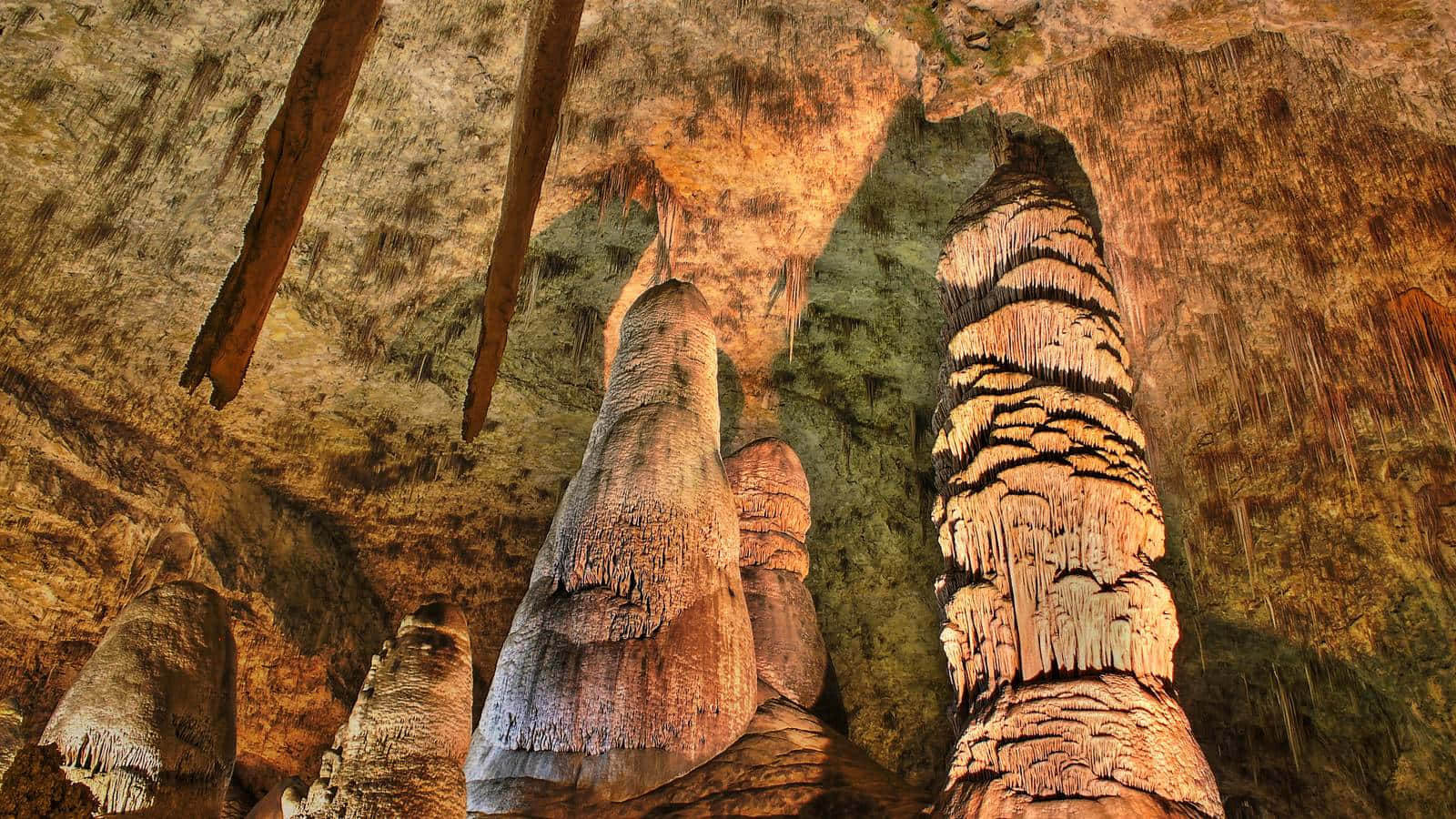 Cool Formations Carlsbad Caverns National Park Background
