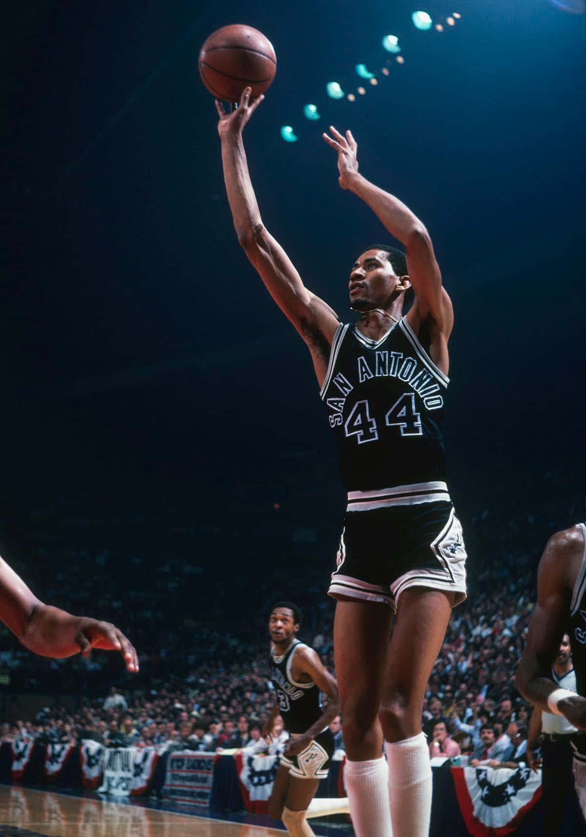 Cool George Gervin Basketball Shooting Background