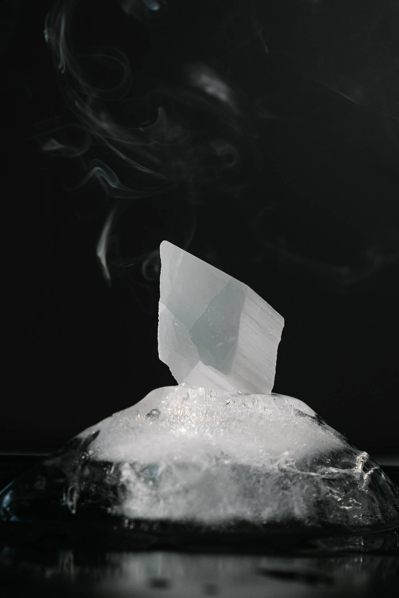 Cool Iphone Smoking Crystal Background