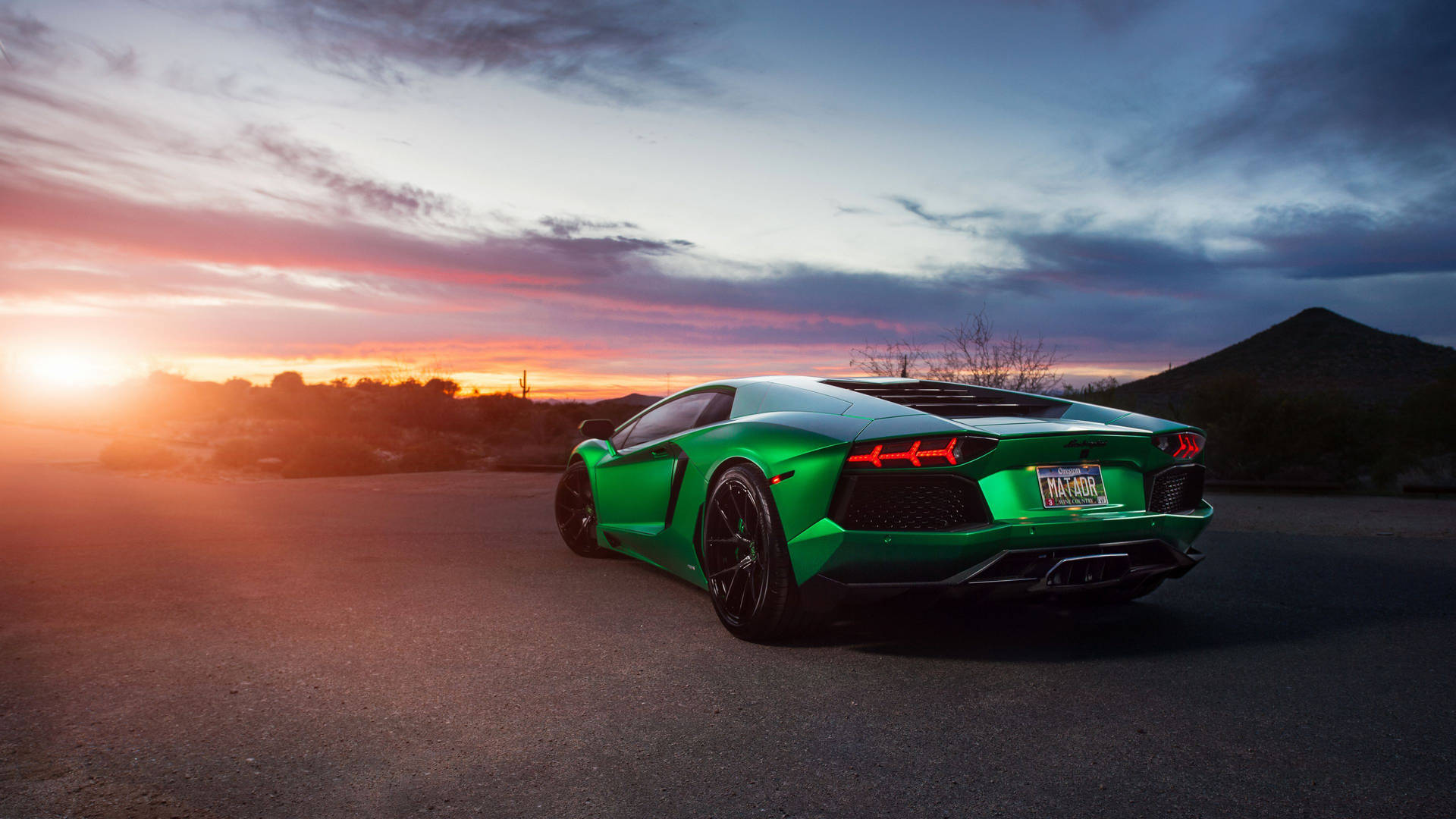 Cool Luxurious Cars: Shiny Green Lamborghini Background