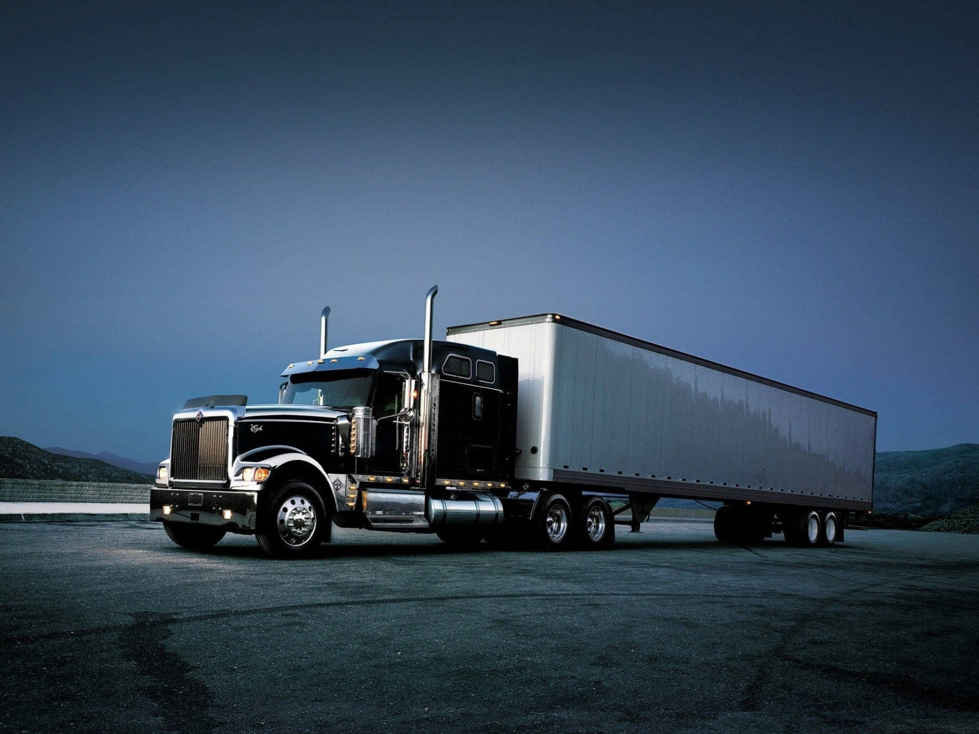 Cool Peterbilt Container Truck Background