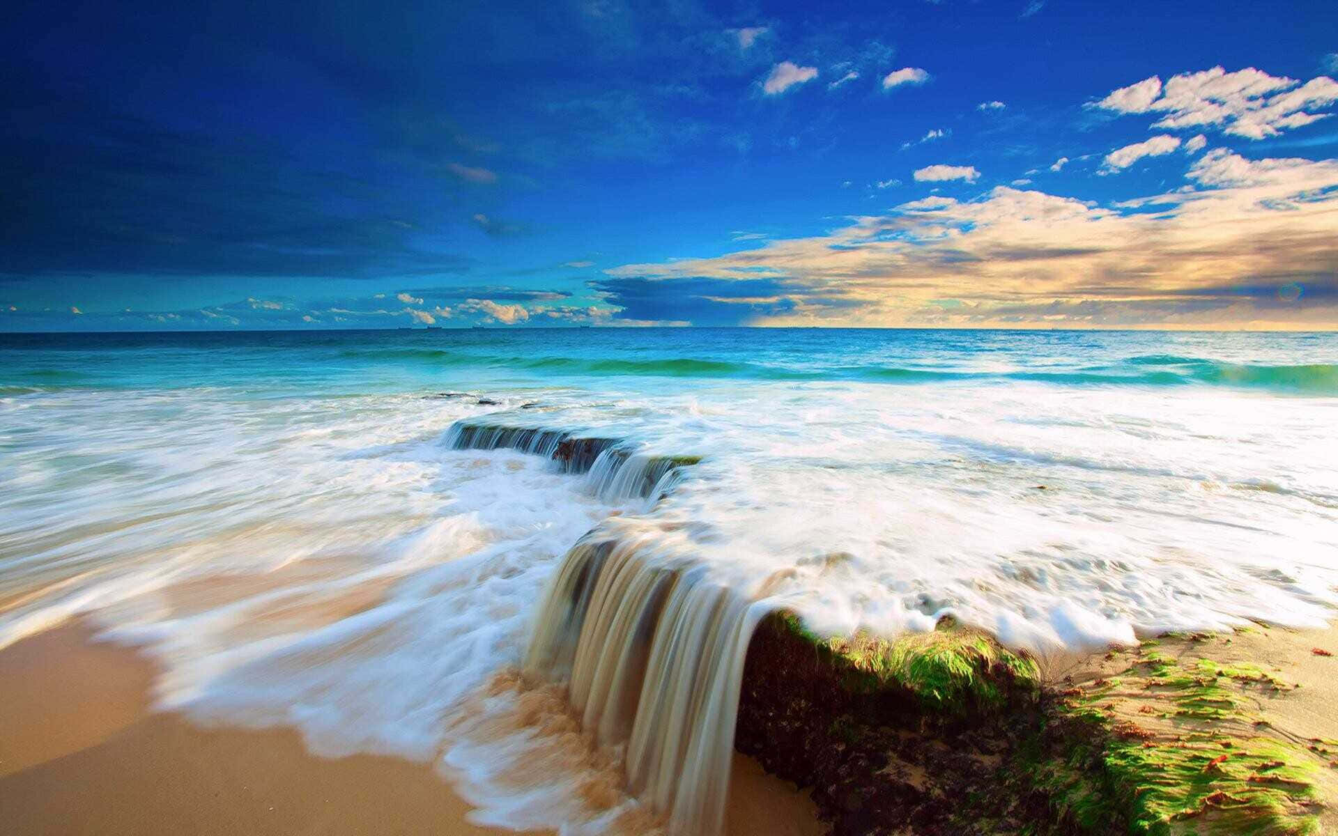 Cool Summer Beach With Foamy Waves Background