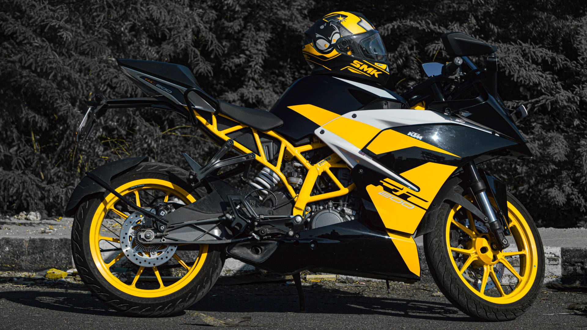 Cool Yellow Ktm Rc 200 Background
