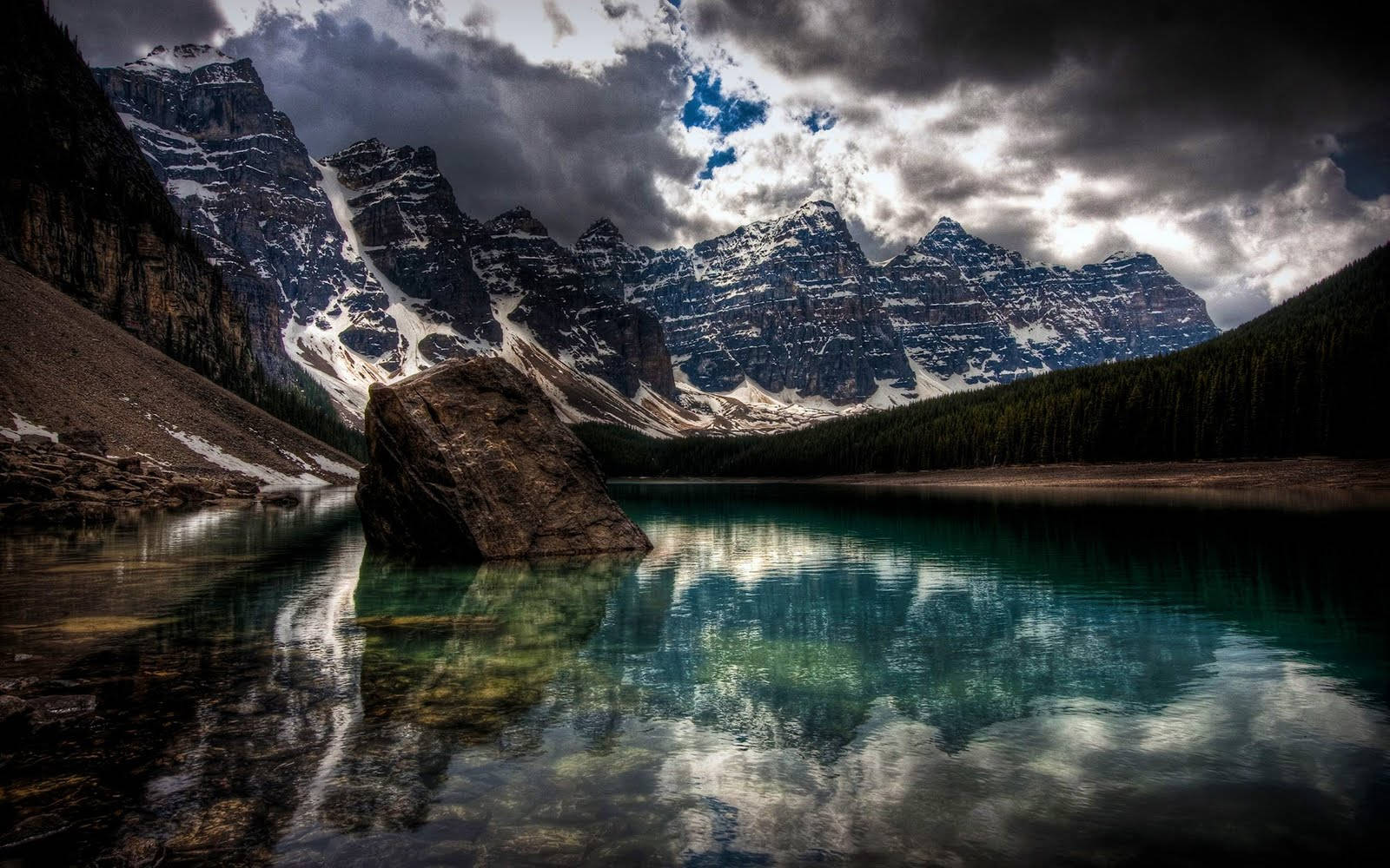 Coolest Moraine Lake View Background