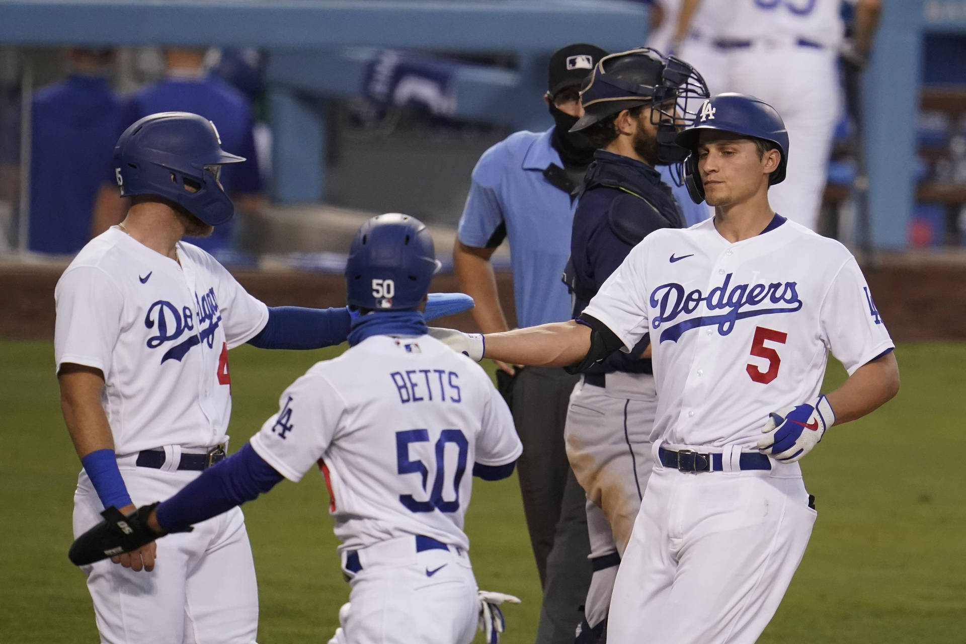 Corey Seager Standing With Teammates Background