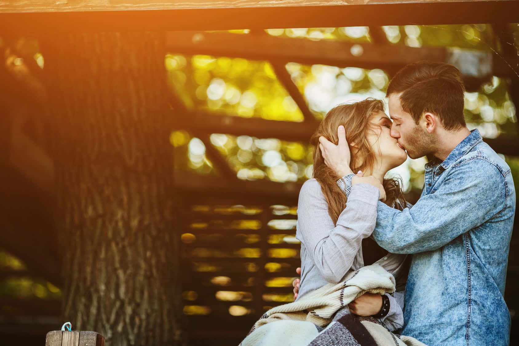 Couple Kissing Each Lips Background