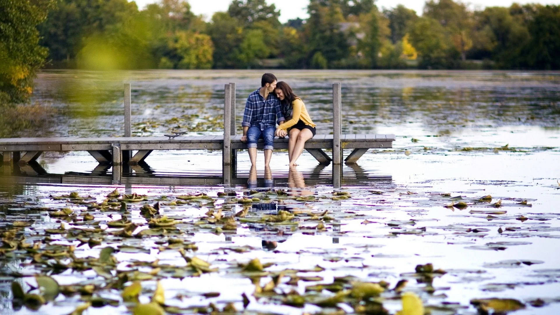 Couple Romantic Love By The Lake Background