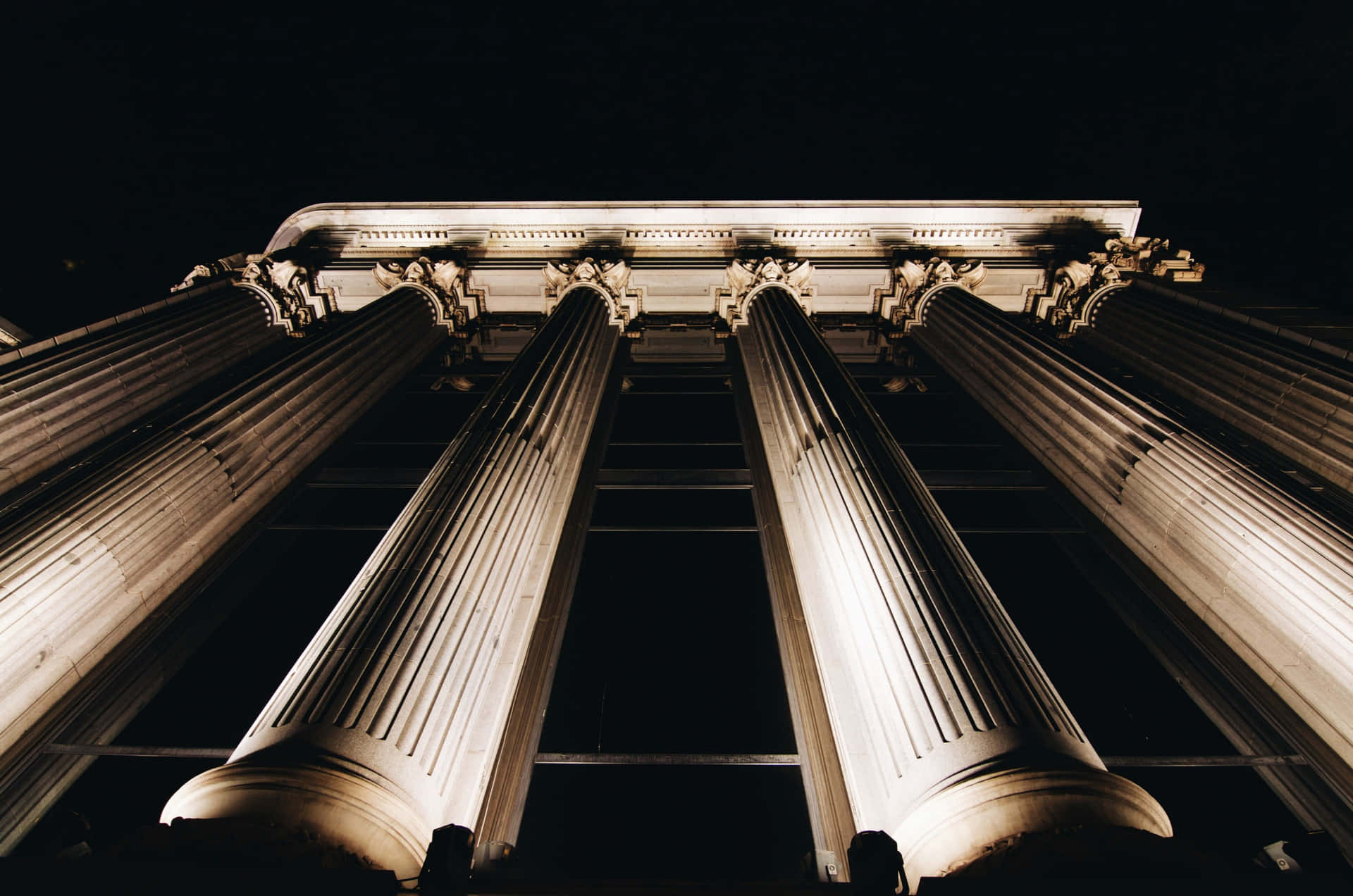 Courthouse Tall Pillar At Night Background